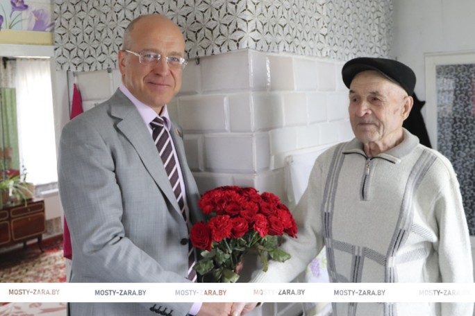 К ветерану – с благодарностью. Сенатор Валентин Байко посетил ветерана Великой Отечественной войны Николая Михайловича Бобко