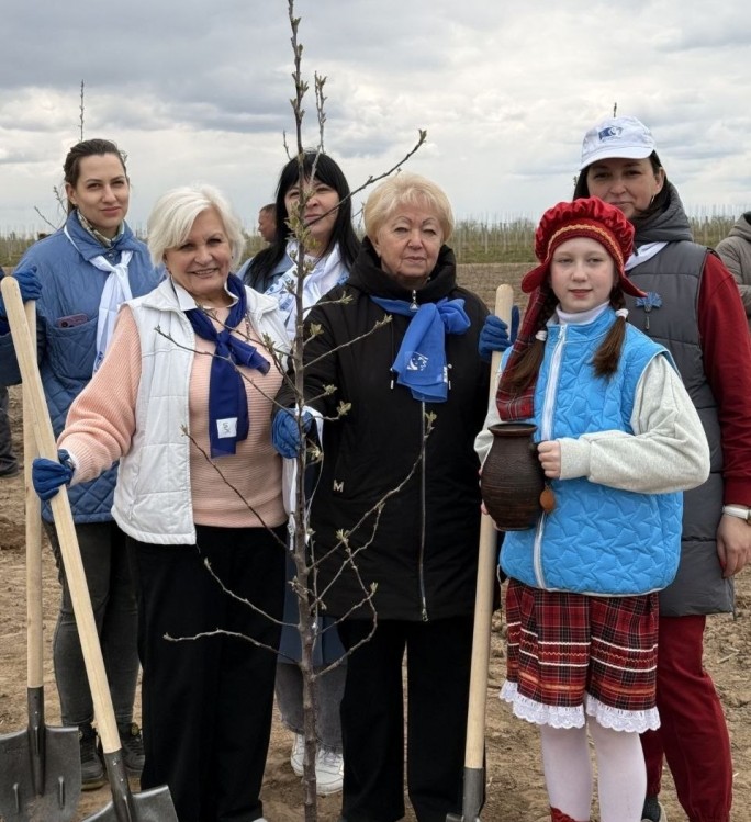 Актив Белорусского союза женщин Гродненщины высадил яблоневую аллею в рамках республиканской акции «Яблоневый сад»