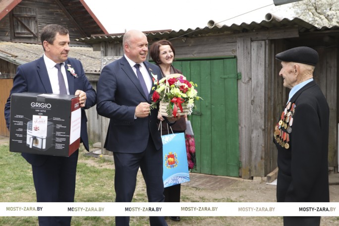 Спасибо за мирную жизнь! С наступающим Днём Победы на Мостовщине поздравили ветерана Великой Отечественной войны Николая Михайловича Бобко