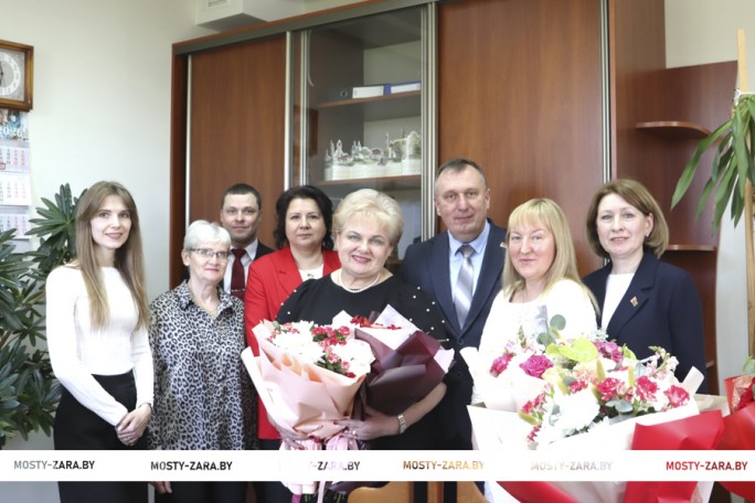 В коллективе районного отдела Фонда социальной защиты населения проводили на заслуженный отдых начальника Тамару Исаченко