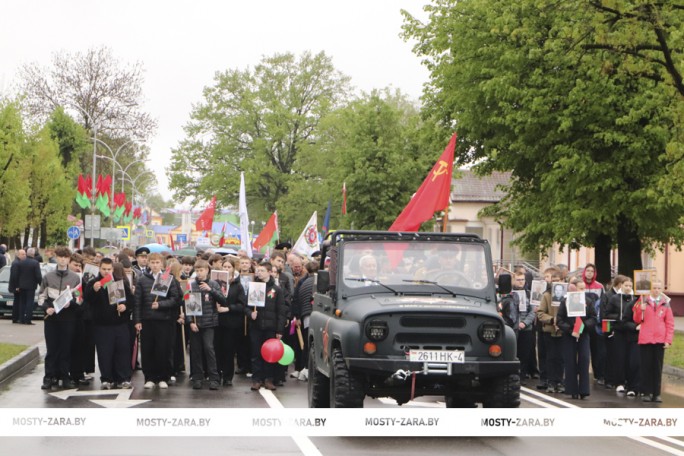 1418 шагов к Победе – с торжественного шествия начались праздничные мероприятия в честь Великой Победы в Мостах