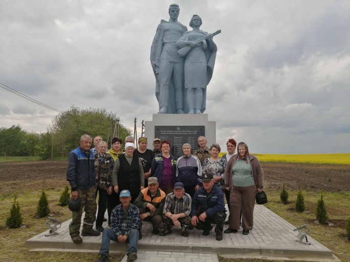 Объединили память и доброе дело: в агрогородке Зарудавье прошёл субботник по высадке туй у памятника погибшим землякам