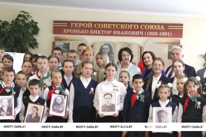 В Песковской средней школе имени Героя Советского Союза Виктора Ивановича Еронько  открыли памятный уголок
