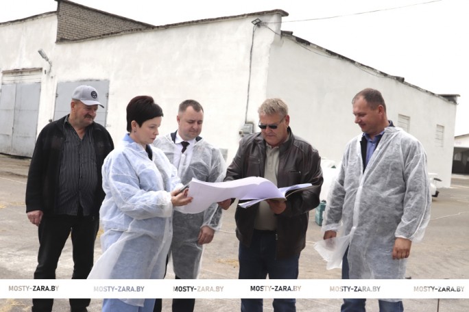 Первый заместитель председателя райисполкома Роман Рублик и депутат Надежда Хальцова ознакомились со строительством профилакториев для телят