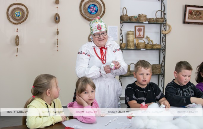 Зямля, што берагуць, і беражэ: у Мастах з’явілася выстава, прысвечаная традыцыйная беларускай культуры