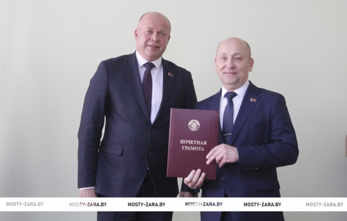Всегда ценил порядок и ответственность. В райисполкоме с юбилеем поздравили начальника Мостовского района газоснабжения Игоря Хлыстова