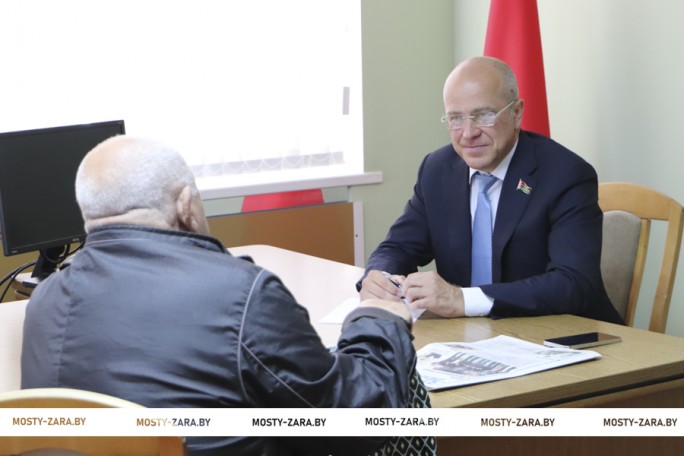 Сенатор Валентин Байко провёл приём граждан и прямую телефонную линию в Мостовском райисполкоме