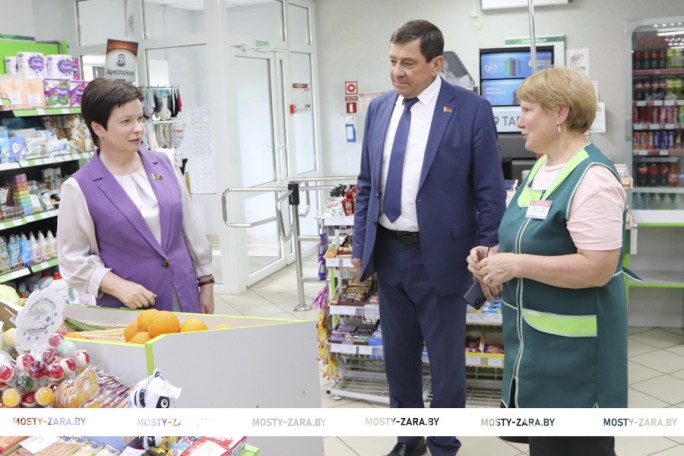 Знакомство с работой трудовой бригады и мониторинг торгового объекта – насыщенный день работы в округе парламентария Надежды Хальцовой