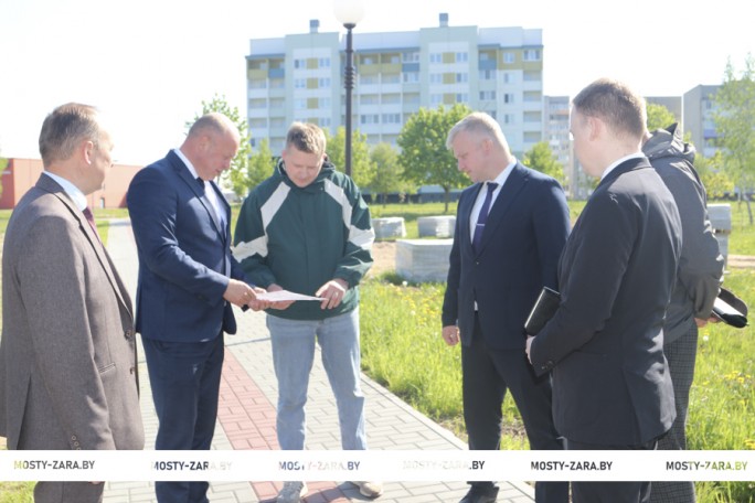 Мостовчане интересуются, что будет возле городского озера