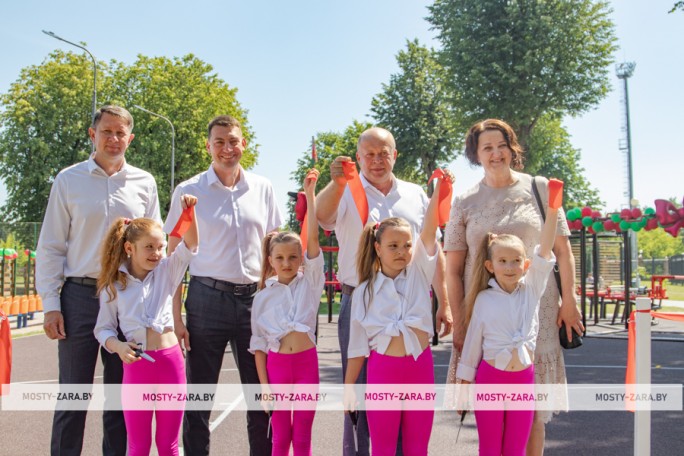 Спорт для всех и каждого: в Мостах открыли уже четвёртую многофункциональную спортивную площадку
