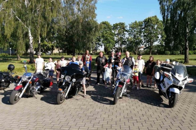 Рёв моторов и улётная фотосессия: в гости к ребятам в лагерь «Пацевичи» приехали мостовские байкеры