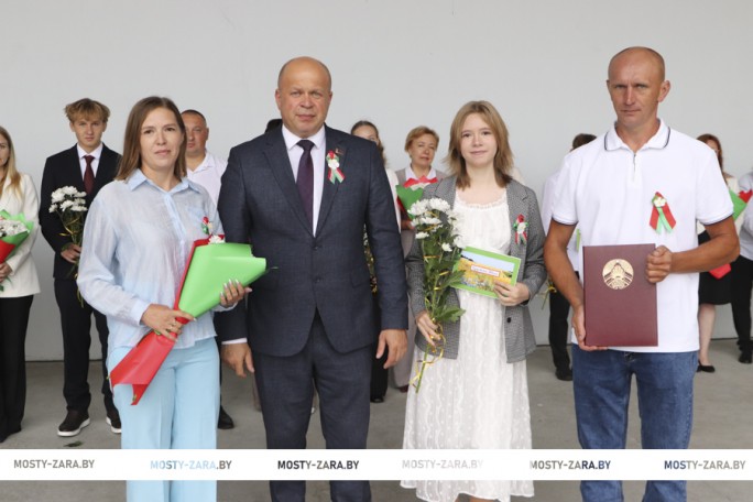 Цвети, наш край, под мирным небом! Мостовщина празднует День Независимости