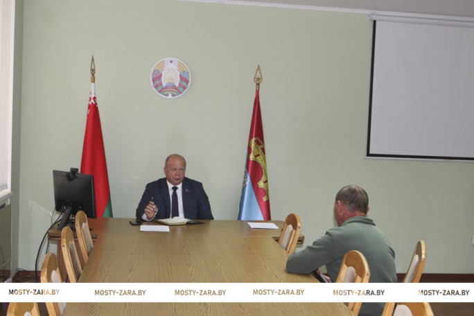 Председатель Мостовского райисполкома Андрей Санько провёл приём граждан