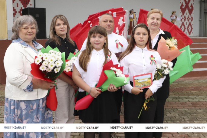 «Наши дочки – наша гордость!» – как в семье Шутович из Правых Мостов родители помогают детям добиваться успеха
