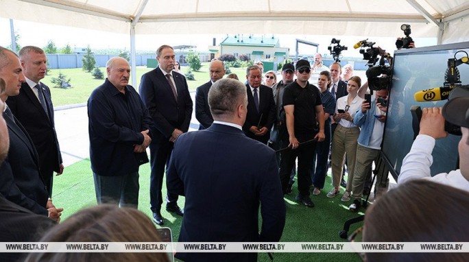 В графике Президента - тема животноводства. Александр Лукашенко посещает хозяйство, где разводят красную породу коров