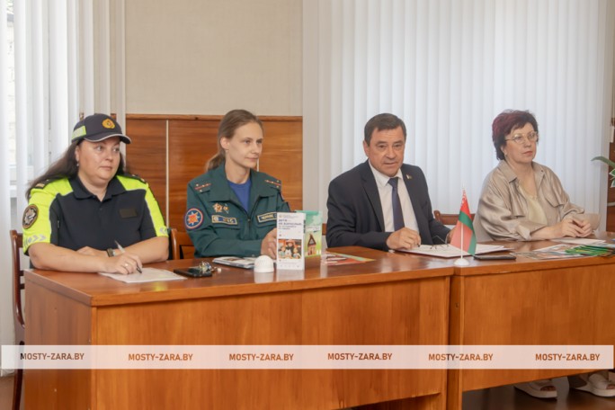 Сберечь и кошелёк, и жизнь: о чём предупредила жителей Мостов на едином дне информирования пропагандистская группа Валерия Табала