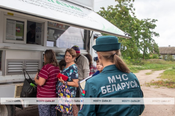 Автолавка чудес: вместе с инспектором МЧС съездили по одной из продовольственных артерий Мостовщины