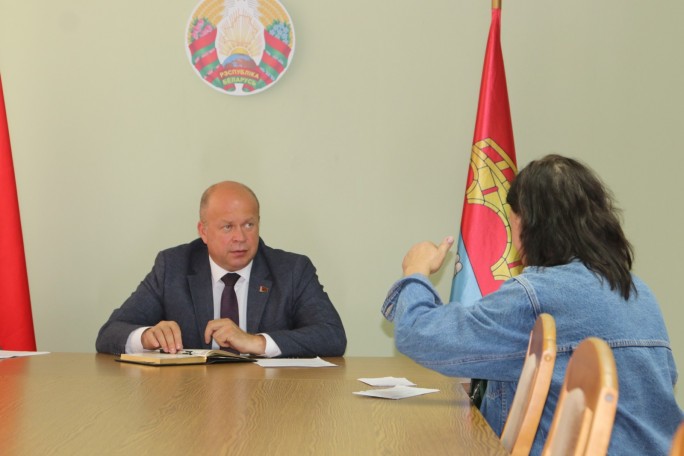 Председатель Мостовского райисполкома Андрей Санько провёл приём граждан