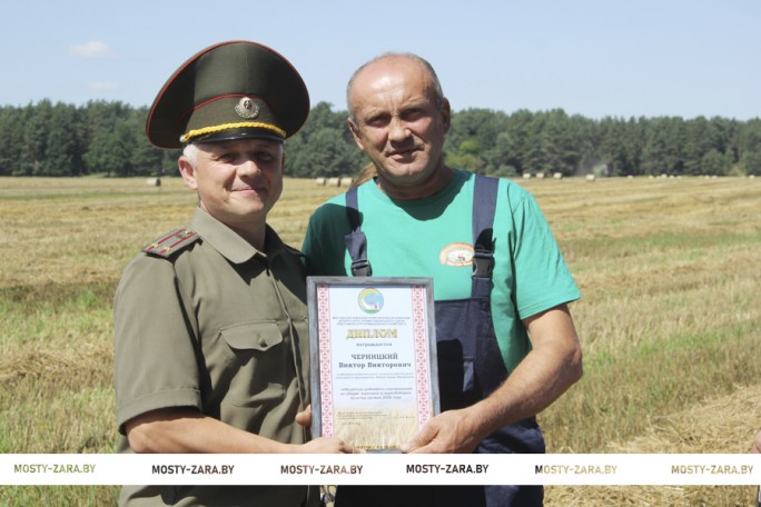 Передовиков жатвы из КСУП «Имени Адама Мицкевича» поздравил военный комиссар Сергей Ларченко