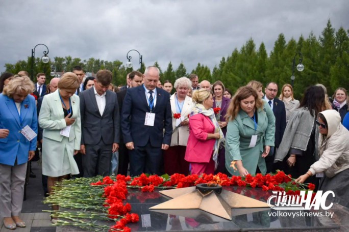 Фотофакт. Наш общий долг - хранить память. Делегация Гродненской области приняла участие в церемонии возложения цветов к Вечному огню в Парке Победы в селе Дивеево