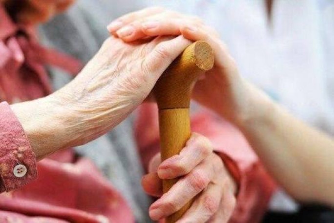 С прицелом на зиму. Специалисты Мостовского ЦСОН провели ежегодное обследование условий проживания одиноких пожилых граждан
