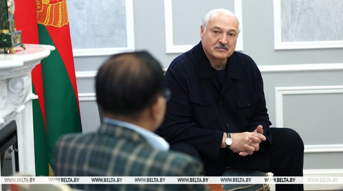 Президенты Беларуси и Мьянмы накануне официальных переговоров встретились в неформальной обстановке
