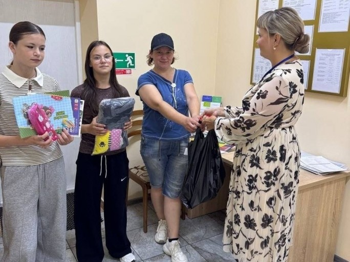 Чтобы учёба была в радость: многодетные семьи Мостовщины получили помощь в виде школьных принадлежностей
