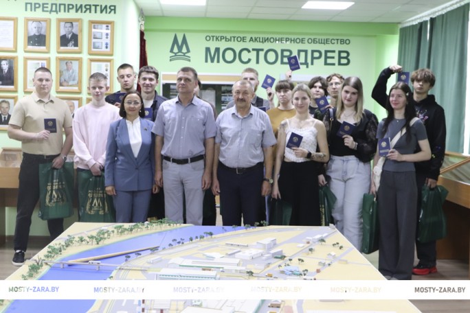 Пополнили ряды заводчан: молодым специалистам ОАО «Мостовдрев» вручили трудовые книжки и рассказали о предприятии