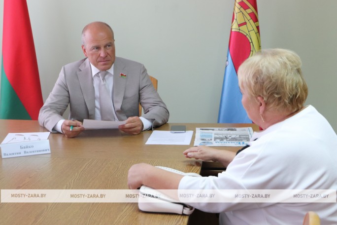 «Инициатива хорошая – готовы присоединиться»: сенатор Валентин Байко провёл приём граждан и прямую линию в Мостовском райисполкоме