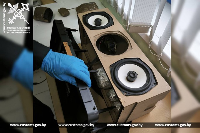 Гродненские таможенники пресекли ввоз на территорию ЕАЭС 2 кг особо опасного психотропного вещества, спрятанных внутри музыкальной колонки