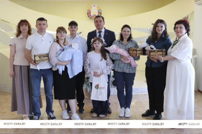«Трэці – Бацькаў»: в Мостах вручили «Бацькаву кашулю» трём семьям, в которых родился третий ребёнок