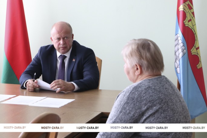 Благоустройство улицы, снос деревьев и ремонт мостика – с какими ещё вопросами мостовчане обратились к главе района