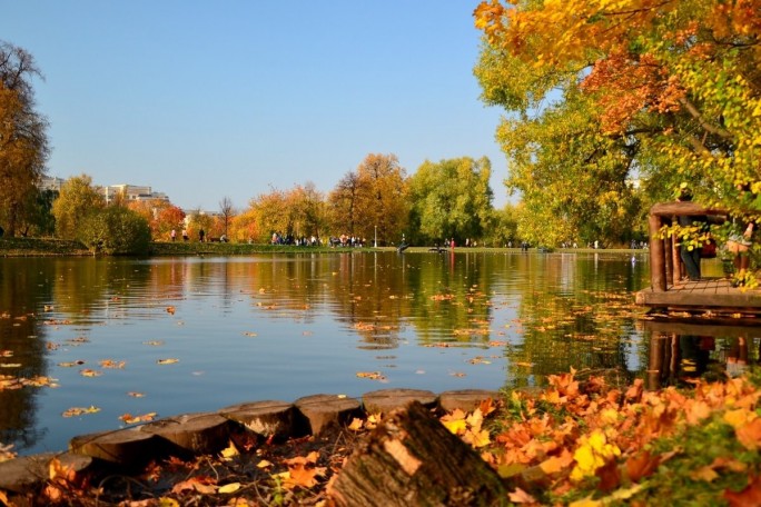 С наступлением осени водоёмы перестают быть местом для купания, но по-прежнему притягивают детей