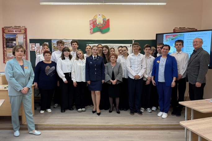 В День народного единства старший помощник прокурора Мостовского района Анастасия Бальцевич посетила открытый урок исторической памяти в ГУО «Гимназия №1 имени Д.И.Волковича г.Мосты»