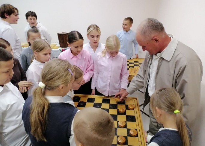 Казка, вытачаная з дрэва: у Гудзевіцкім музеі адбыўся вернісаж выставы Здзіслава Стасевіча