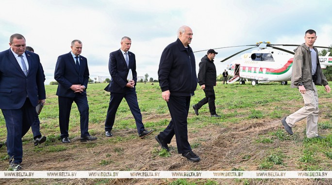 'Такого быть не должно'. Александр Лукашенко начал рабочую поездку в Шкловский район с жесткой критики