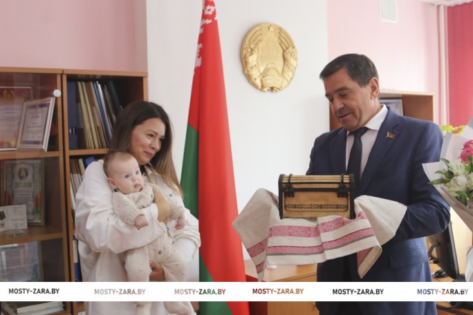 Ещё одной мостовской семье от имени Президента  вручили национальный оберег