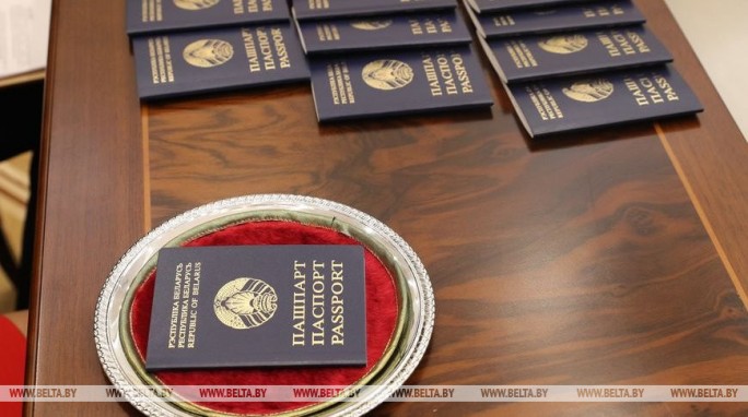 Александр Лукашенко подписал указ о приеме в гражданство Беларуси 297 человек