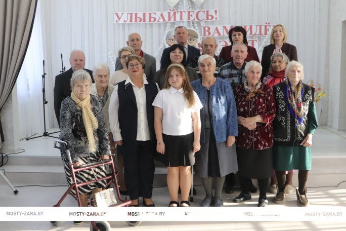 Цвет жизни – золотой. В Мостовском социальном пансионате «Принеманье» поздравили проживающих с Днём пожилых людей
