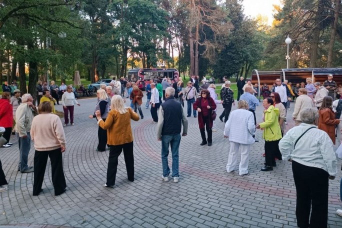 «Это наш отдушина…» – мостовчане золотого возраста благодарят районную власть и артистов за организацию вечеров отдыха в городском парке
