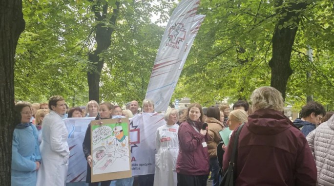 Крупная акция протеста медиков прошла в Риге у здания правительства