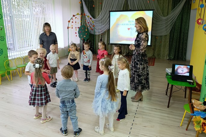 Октябрьский «вайб»: как проходит Неделя родительской любви в детском саду №6 г. Мосты