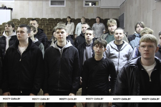 Служите достойно! В Мостах прошёл день призывника