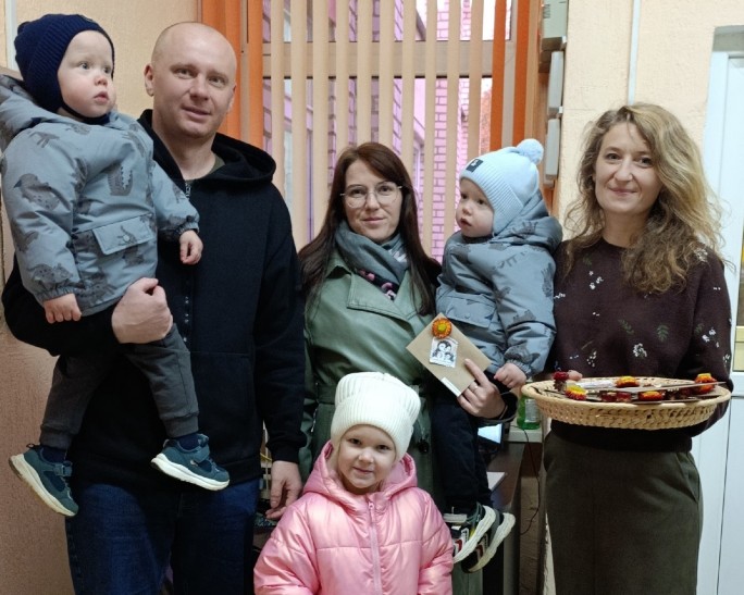 Главная опора и надёжное плечо: как папа из детского сада №6 г. Мосты взял на себя заботу о троих детях, пока мама спасает жизни