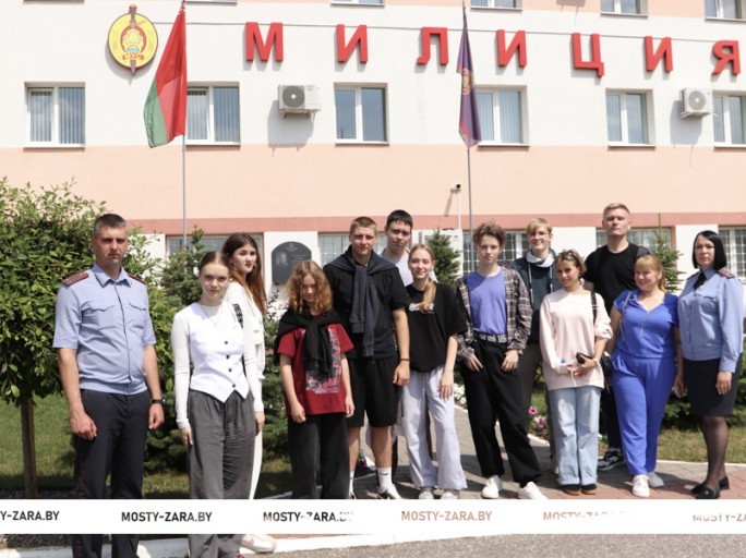 Ребята из Калининградской области продолжают знакомиться с Мостовщиной. Что интересного они узнали в Мостовском РОВД