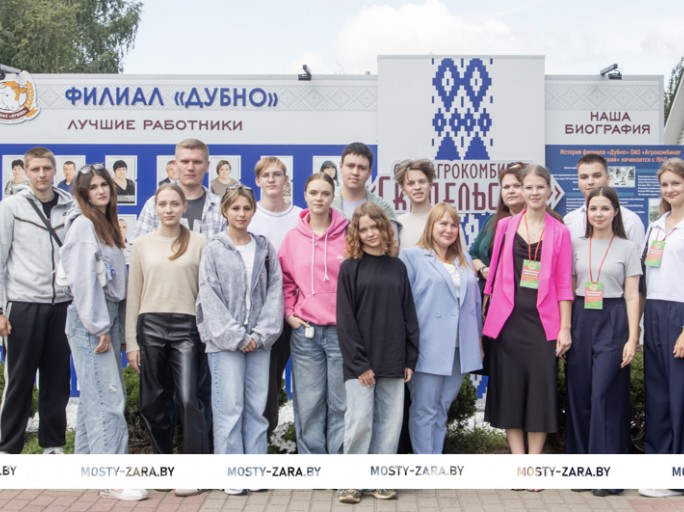 С ребятами из  Калининградской области встретилась председатель Гродненской областной ассоциации местных Советов депутатов Елена Антонова