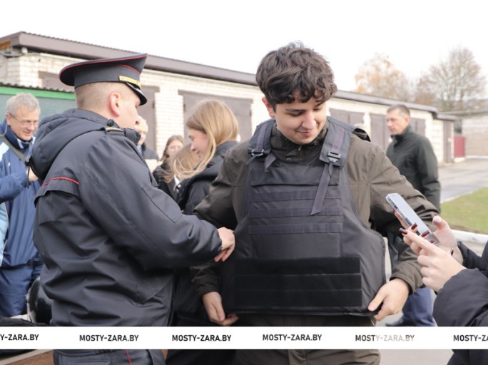 Интересно, познавательно, полезно – в Мостовском РОВД прошёл День открытых дверей для старшеклассников города