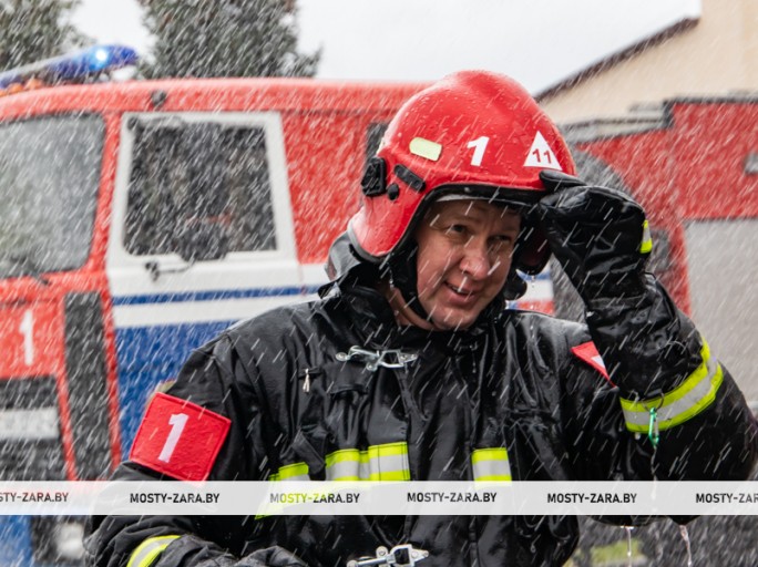ФОТОФАКТ. В Мостах на заслуженный отдых проводили начальника РОЧС Геннадия Адамовича