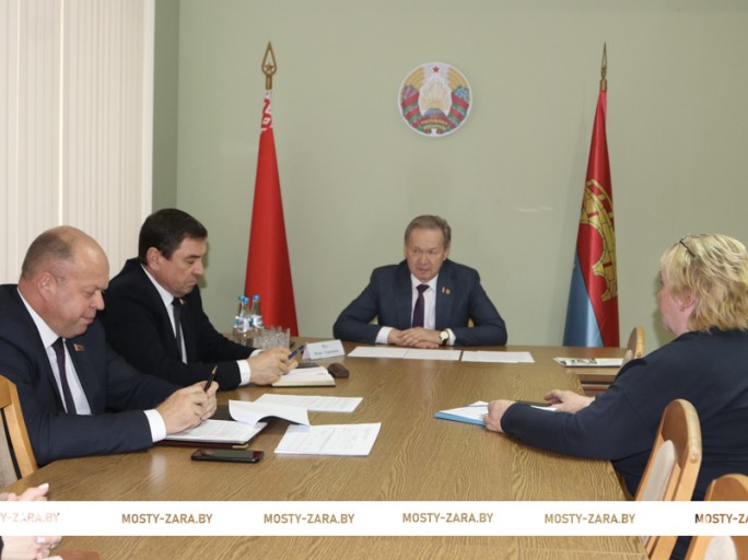 Сенатор Игорь Жук провёл приём граждан в Мостовском районе