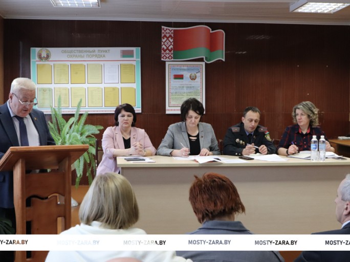 Труд – лучшая профилактика: на выездном заседании наблюдательной комиссии Мостовского райисполкома обсудили работу с не занятыми в экономике и ведущими асоциальный образ жизни